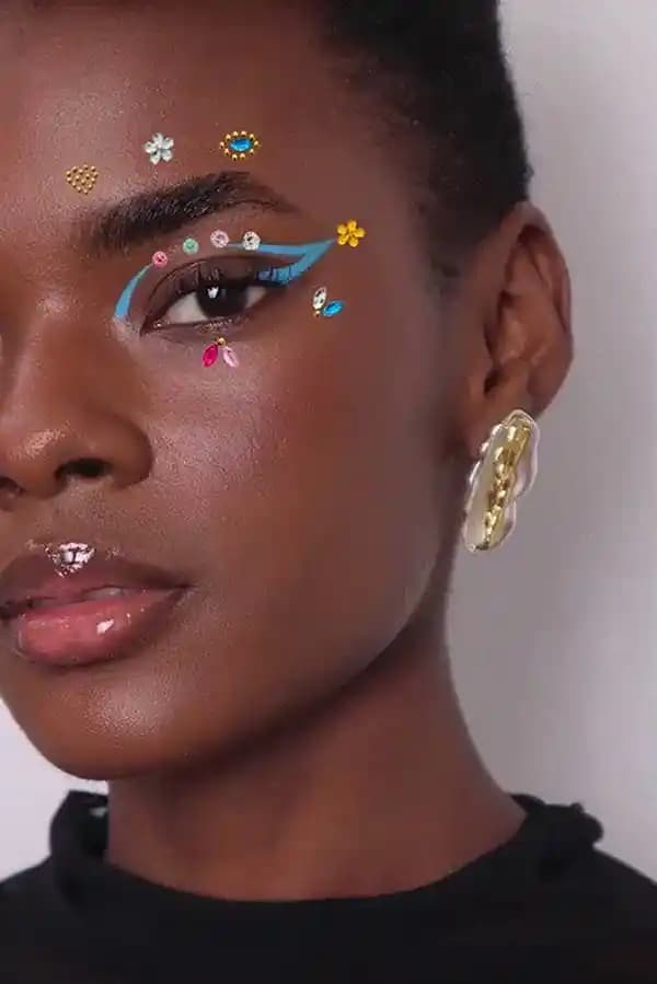 Kozmetik Taş Yapıştırma Teknikleri ve Yaratıcı Makyaj Uygulamaları Rehberi