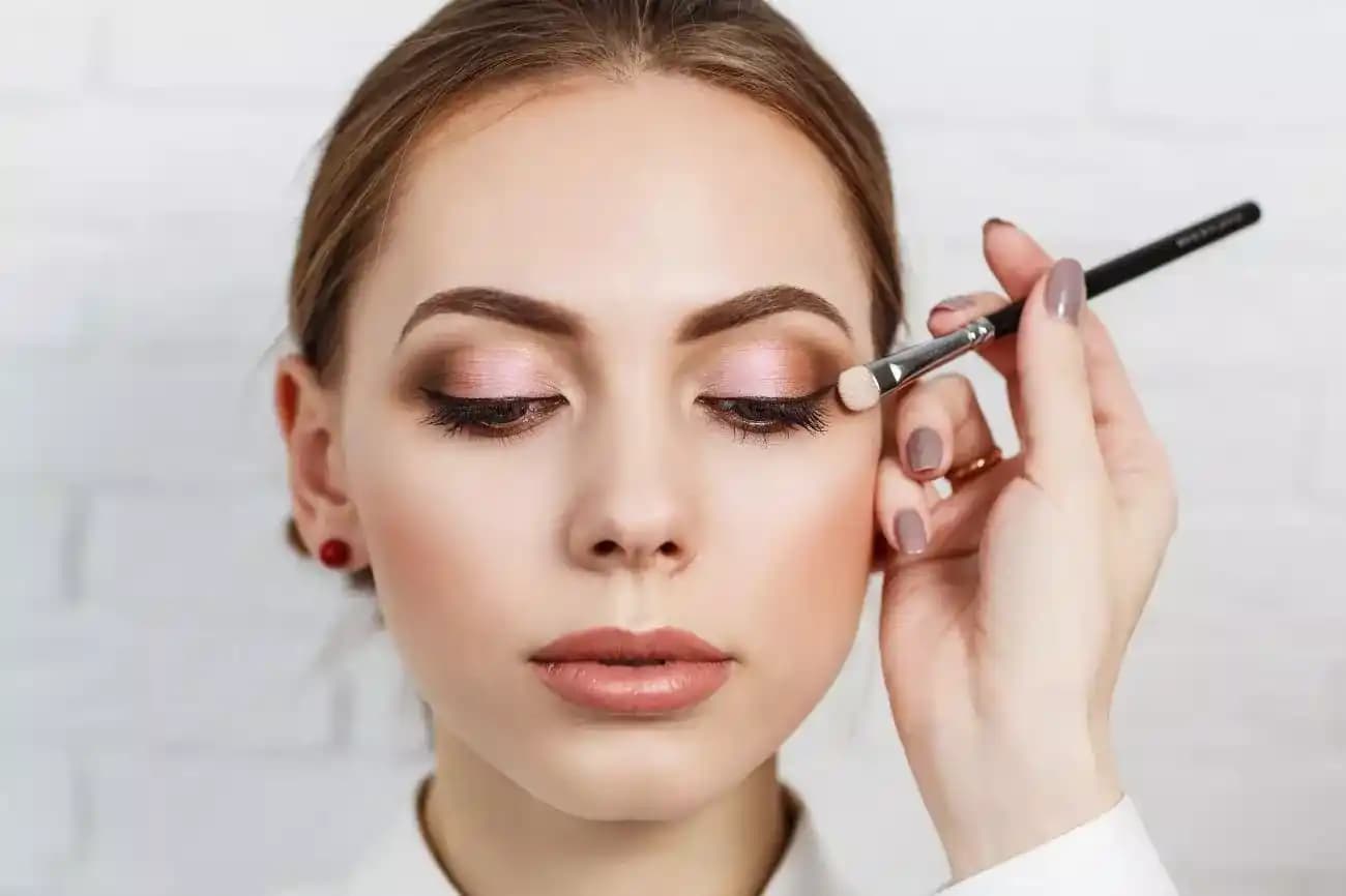 Kusursuz ve Doğal Ten Makyajı İçin Temel İlkeler ve Pratik İpuçları