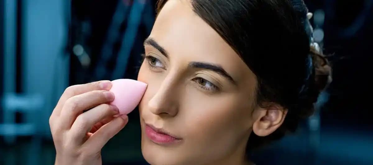 Makyaj Süngeri Kullanımı ve Bakımı Rehberi: Doğru Seçim ve Uygulama İpuçları