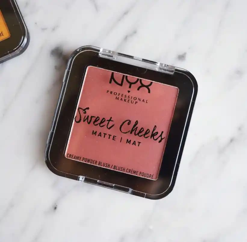 Makyajda Doğru Allık Seçimi: Çeşitler, Cilt Tipleri ve Güncel Trendler