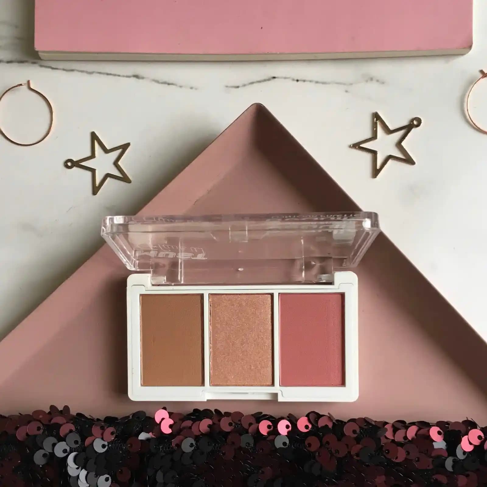 Mini Kontur Paletleri: Seyahat ve Günlük Kullanım İçin Hafif ve Çok Renkli Makyaj Çözümleri