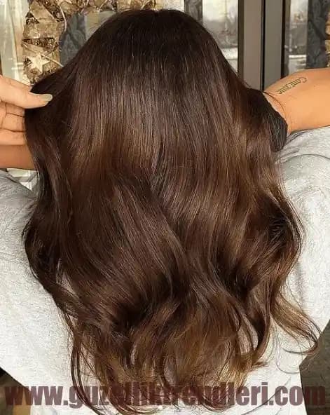 Modern Saç Tonları ve Altın Çikolata Rengi: Trendler ve Bakım İpuçları