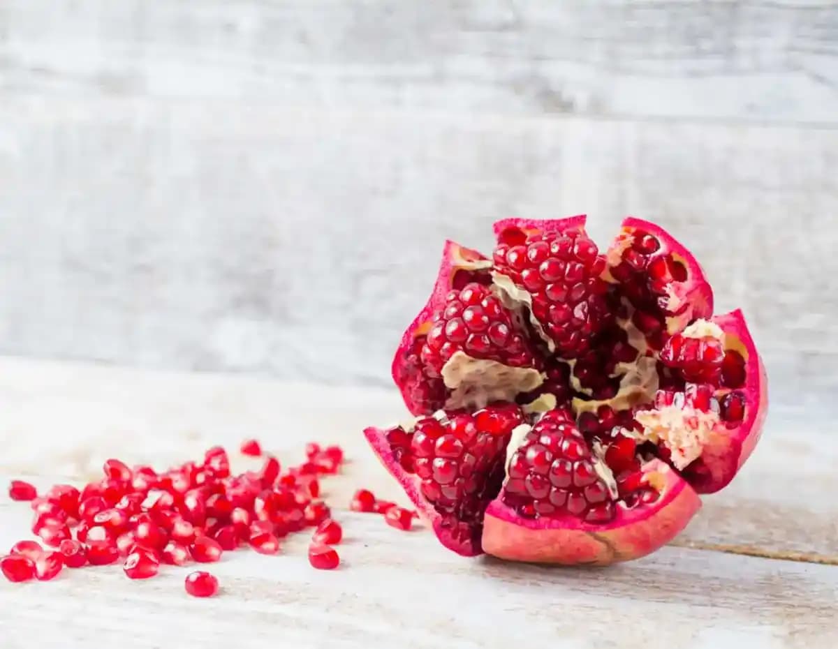 Nar Çekirdeği İçeren Nemlendirici Peelingler ile Doğal ve Etkili Cilt Bakımı Yöntemleri
