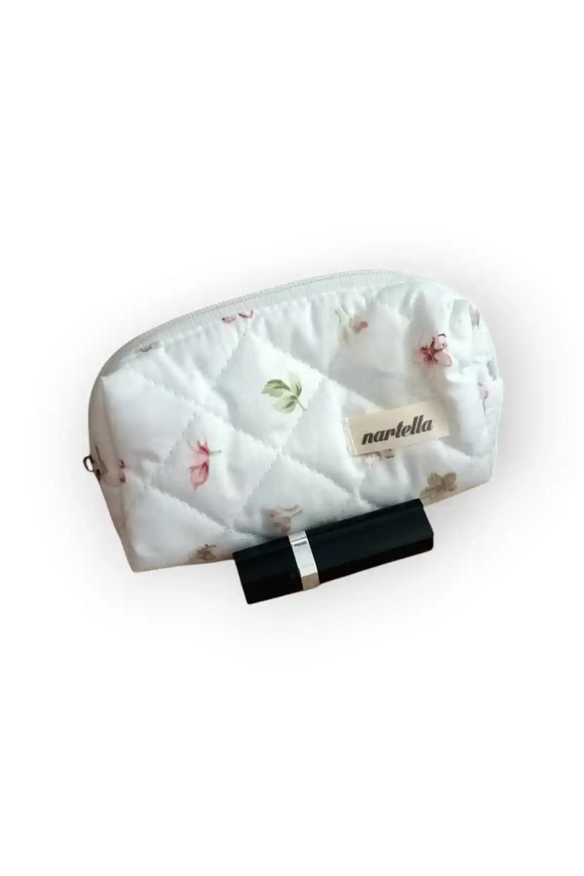 Nartella Kapitone Kozmetik Çantaları: Şık ve İşlevsel Tasarımlarla Makyaj Malzemelerinizi Koruyun