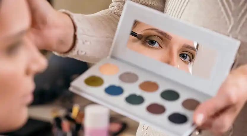 Pastel Güneş Renkleri ve Makyaj Teknikleri: Doğallık ve Şıklığın Modern Buluşması