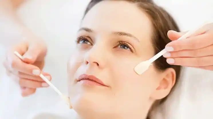 Peeling Türleri ve Cilt Tipine Uygun Güvenilir Cilt Yenileme Yöntemleri