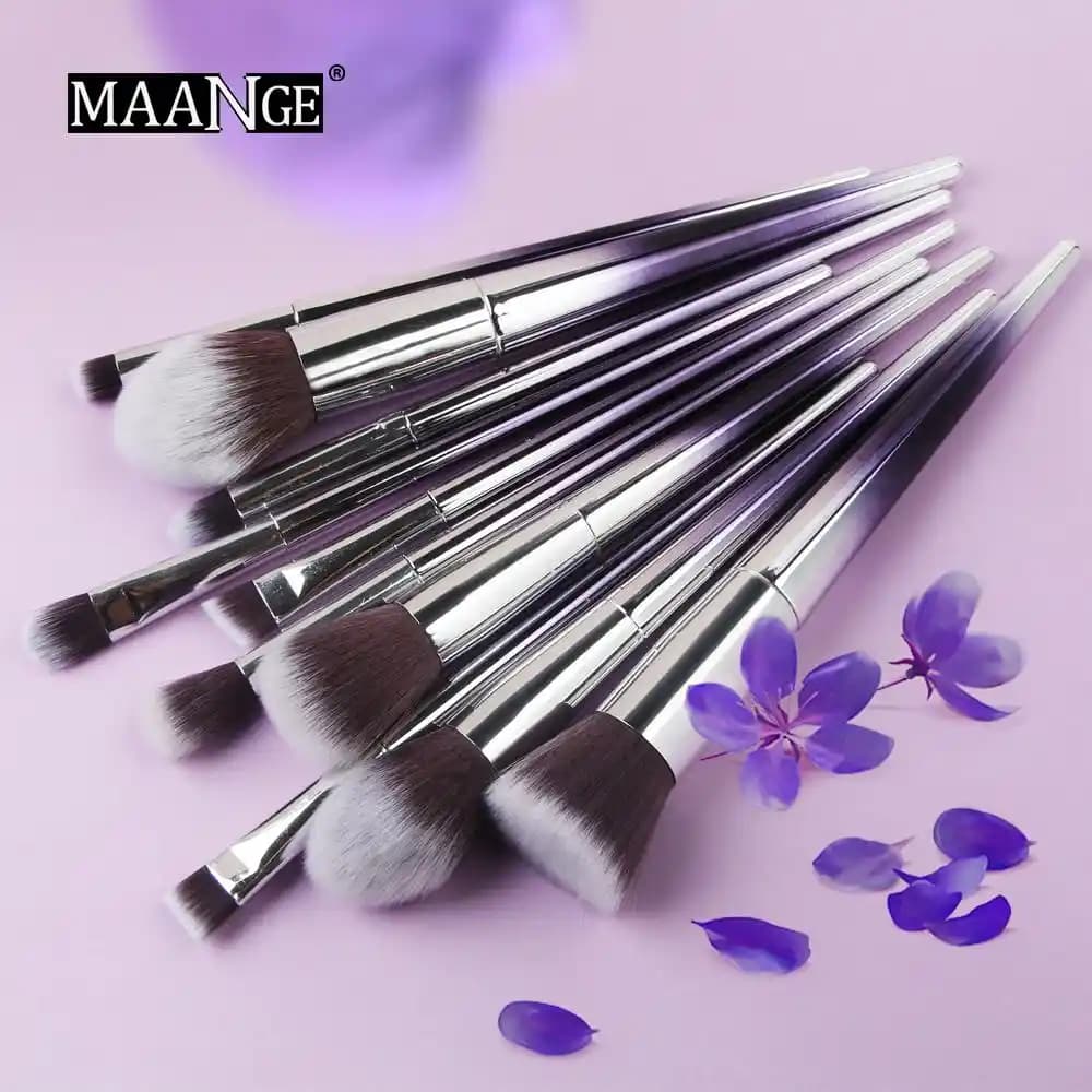 Profesyonel Makyaj Fırçası Seçimi ve Kullanımı: Fırça Türleri ve Bakım İpuçları