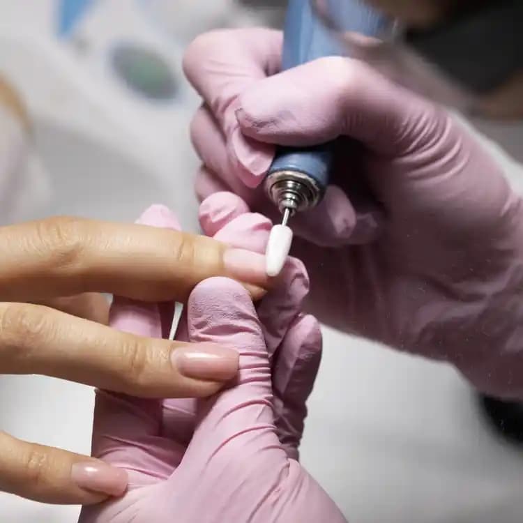 Protez Tırnak Güvenli Kullanımı ve Bakımı: Sağlıklı ve Estetik Tırnaklar İçin Rehber