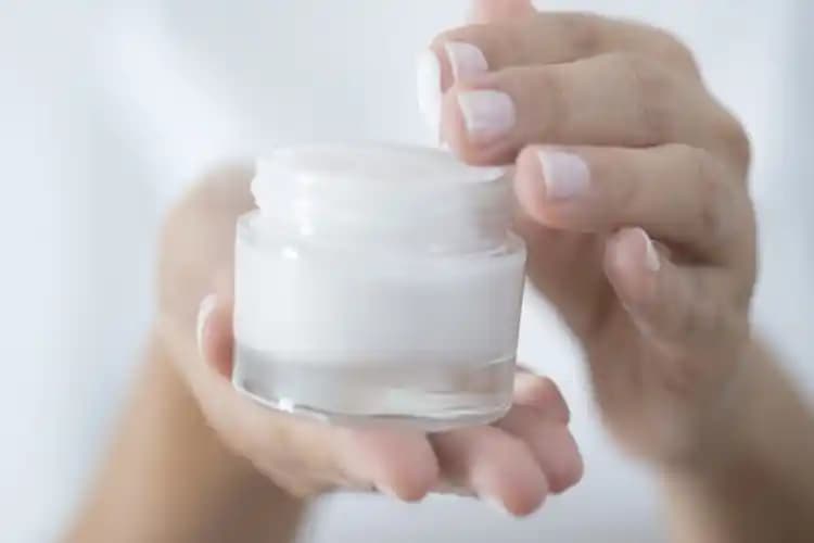 Saç Sağlığında Topik Krem Kullanımı ve Yan Etkileri Hakkında Bilinçli Rehber