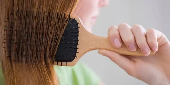 Saç Sağlığını Koruyan Doğru Fırça ve Tarak Seçimi İpuçları