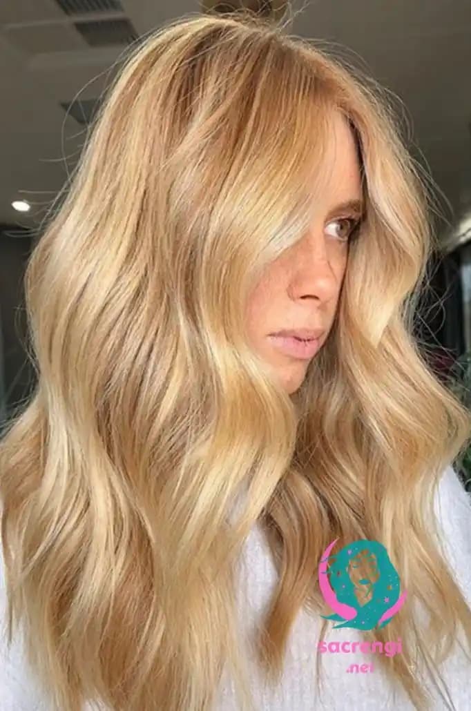 Sıcak Altın Tonlarıyla Modern Saç Boyası: Doğal Parlaklık ve Trend Renk Seçenekleri