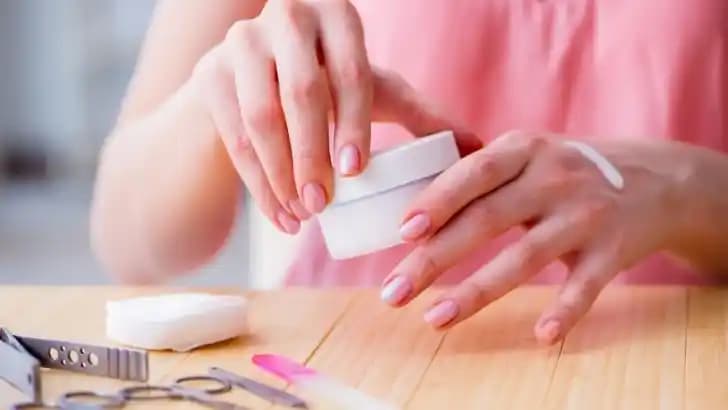 Tıraş Etmeyen Sağlıklı Tırnak Bakımı Yöntemleri ve Doğal Uygulamalar