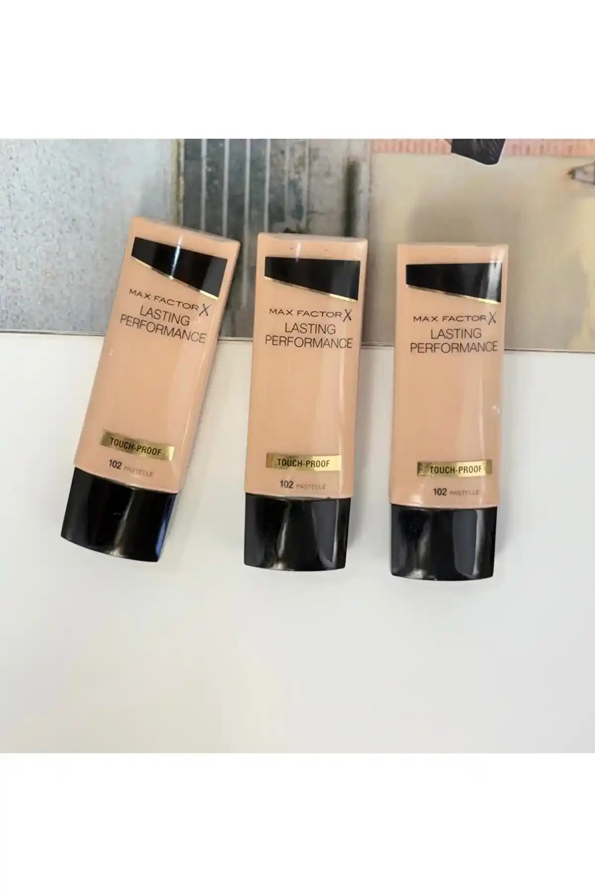 Uzun Süre Kalıcı Fondötenler: Günlük Kullanım ve Makyajda Dayanıklılık Çözümleri