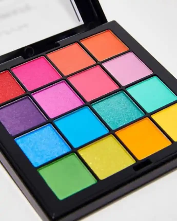 Yaratıcı Far Paletleri ile Göz Makyajında Sınırları Zorlayan Renkler ve Teknikler