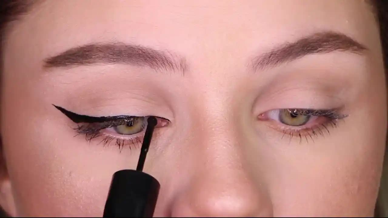 Yüksek Etkili Likit Eyeliner Uygulama Teknikleri ve Ürün Seçimi Rehberi