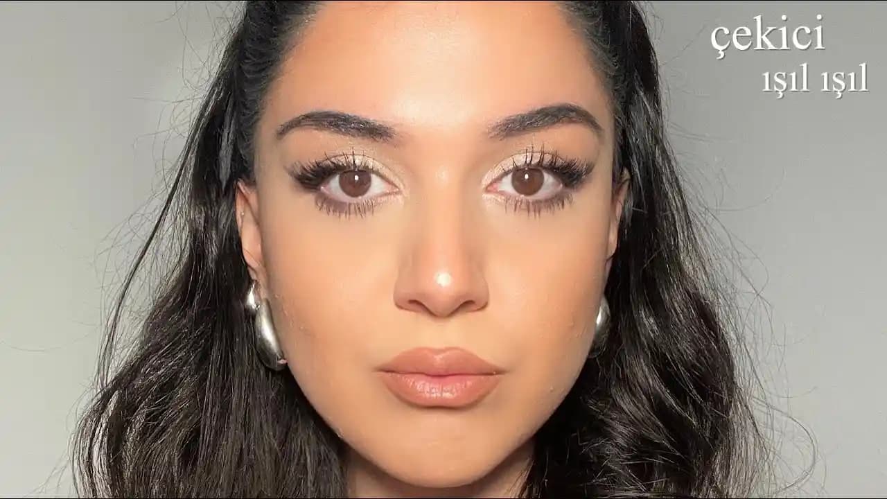 2024 Trendlerine Uygun Işıltılı ve Kalıcı Gece Makyajı Teknikleri ve Ürün Seçenekleri