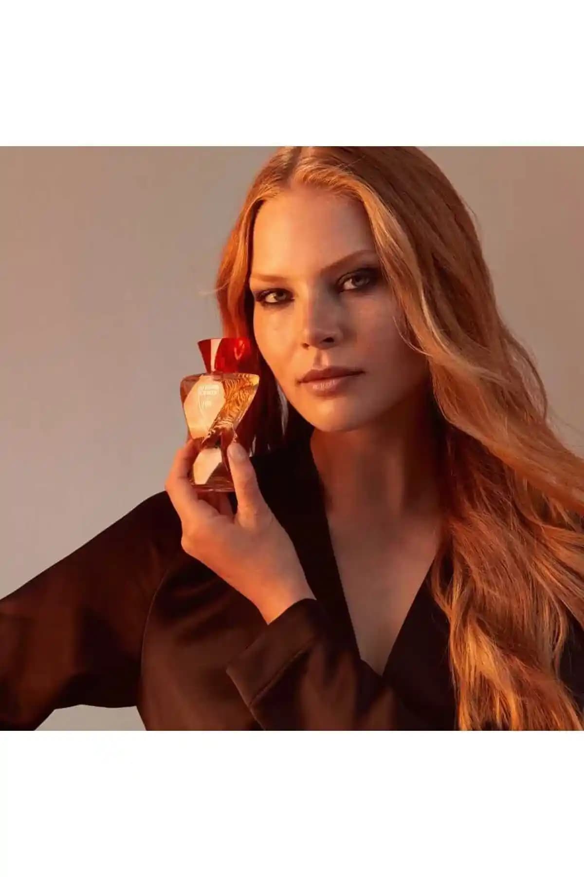 2025 Yılında Popüler ve Etkileyici Kadın Gece Parfümleri Rehberi