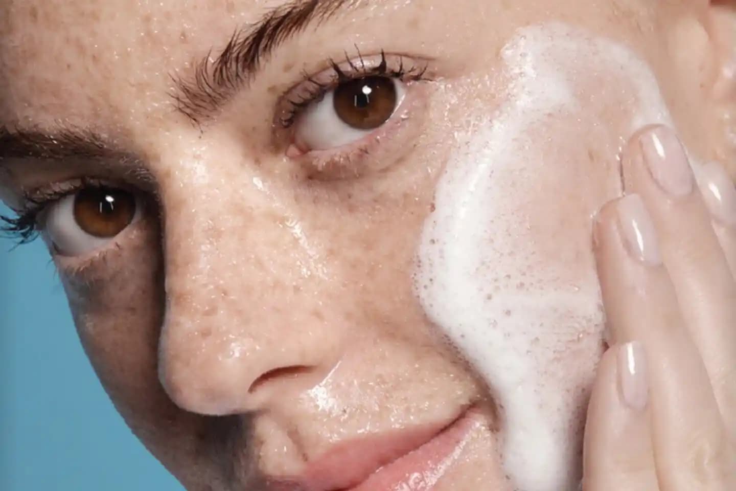 Cilt Bakımı ve Yüz Temizleyici Seçimi: Sağlıklı ve Parlak Cilt İçin İpuçları