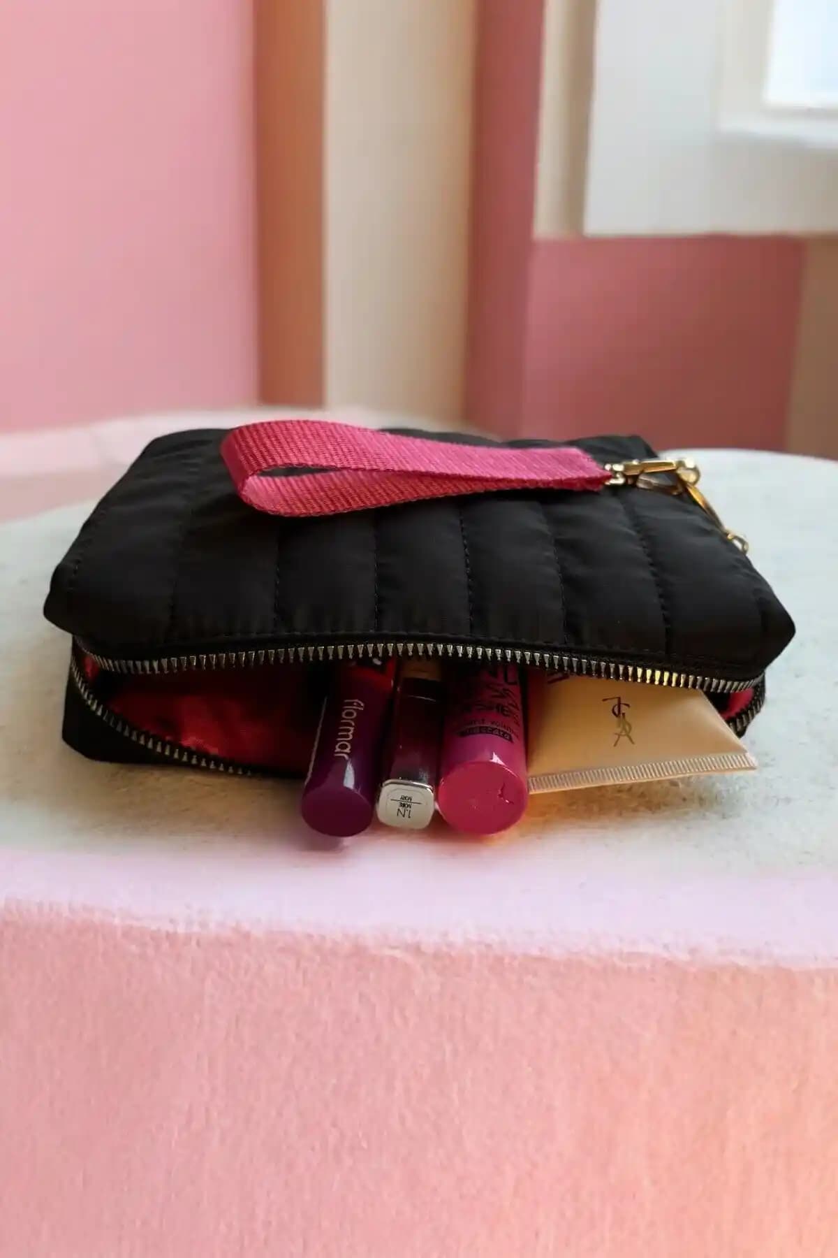 Kapitone Makyaj Çantalarının Kullanım Kolaylığı ve Tasarım Özellikleri İncelemesi