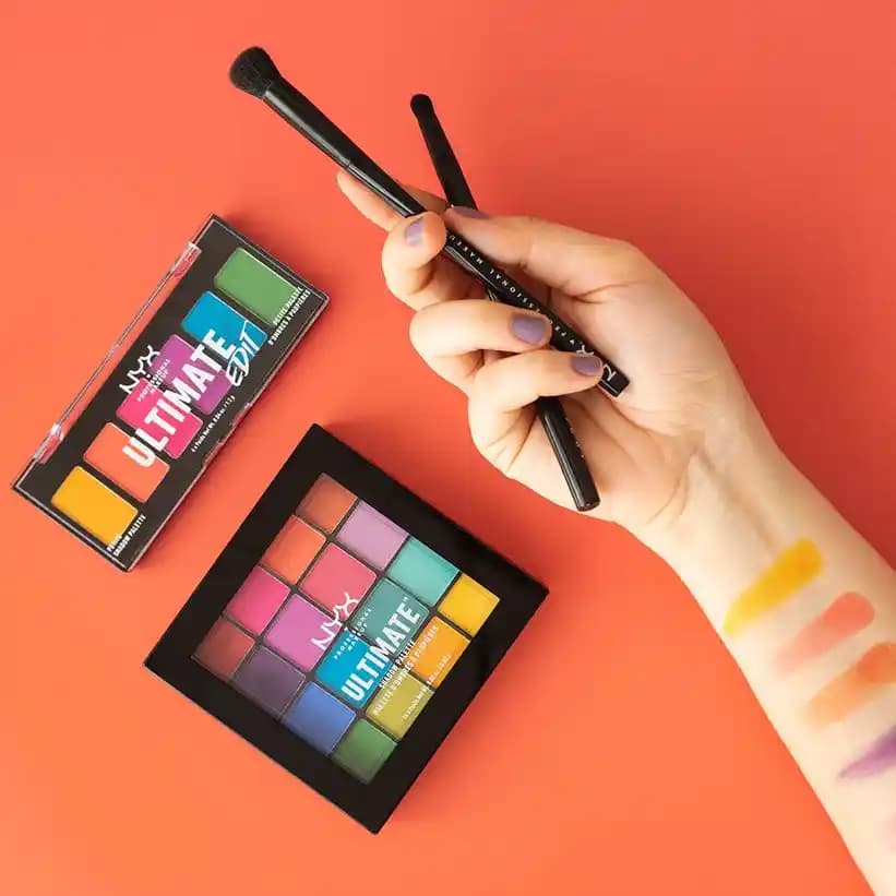 Yaratıcı Göz Makyajı Far Paletleri: Renklerin Sihirli Dünyası ve Kullanım İpuçları