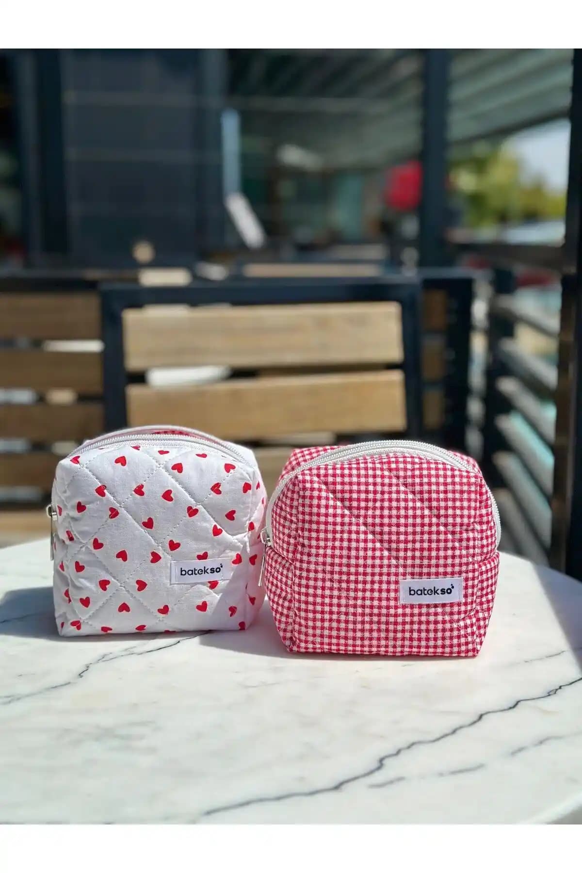 Batekso Mini Kırmızı Kalp ve Kare Desenli Şık Makyaj Çantası - Günlük ve Seyahat Kullanımı