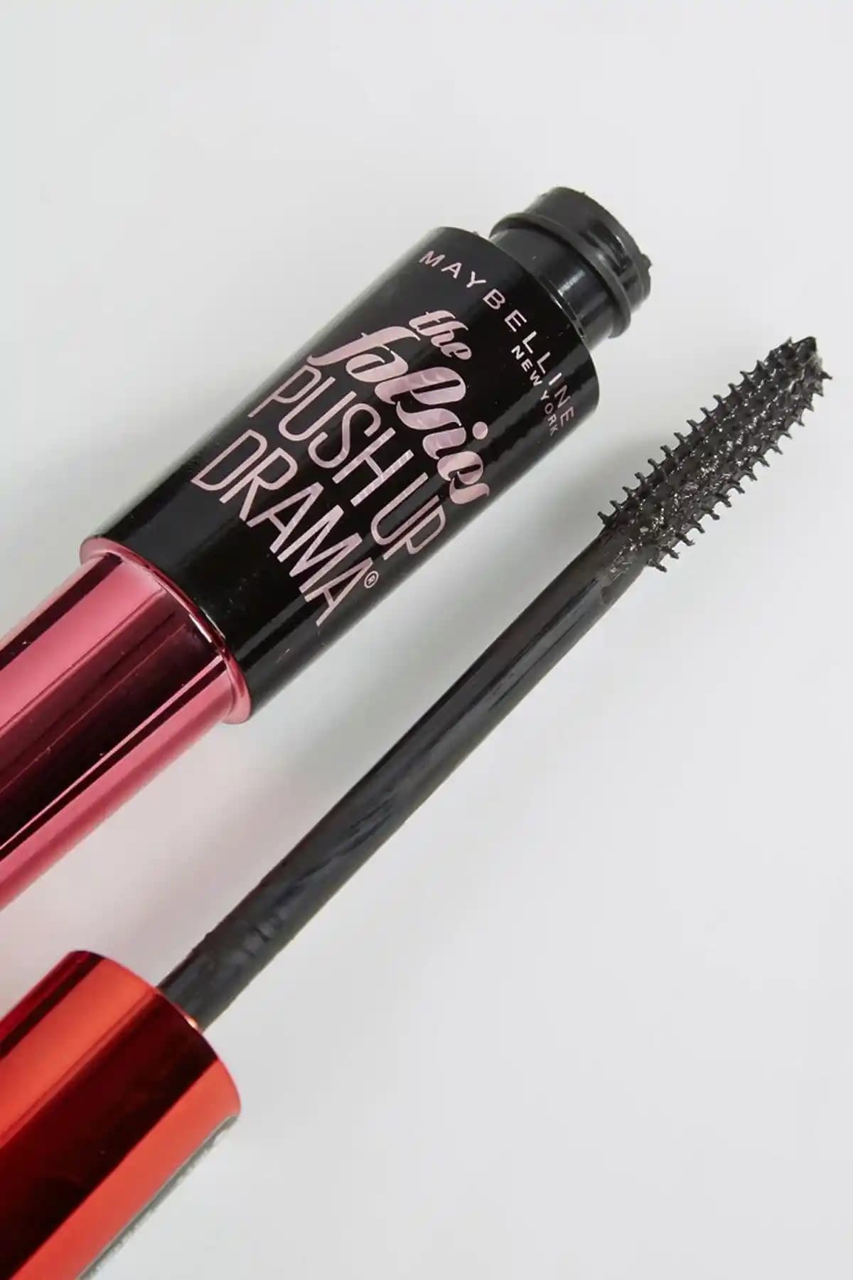 Maybelline Falsies Push-Up Drama Siyah Maskara ile Gözlerde Çarpıcı Hacim ve Kıvırma Sağlayın