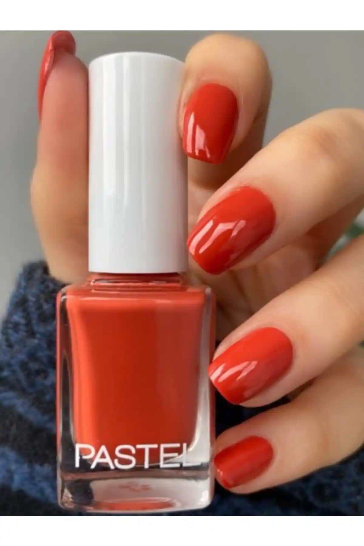 Pastel Oje 294: Parlak Lacivert Renkli, Dayanıklı ve Kolay Uygulamalı Kozmetik Ürünü