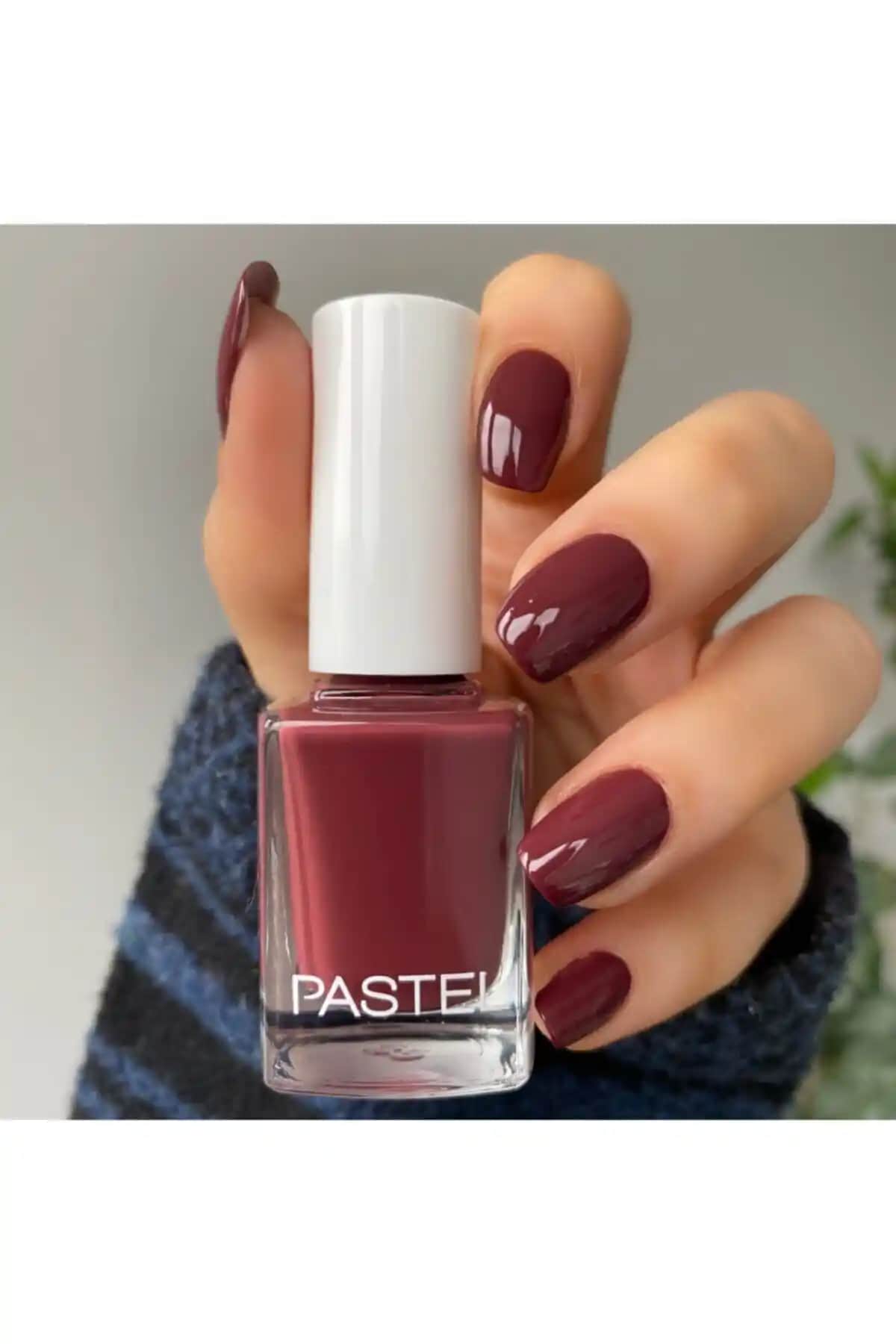 Pastel Oje 66 Yeşil Renkli Parlak ve Sağlıklı Tırnaklar İçin Uygun Oje Seçeneği