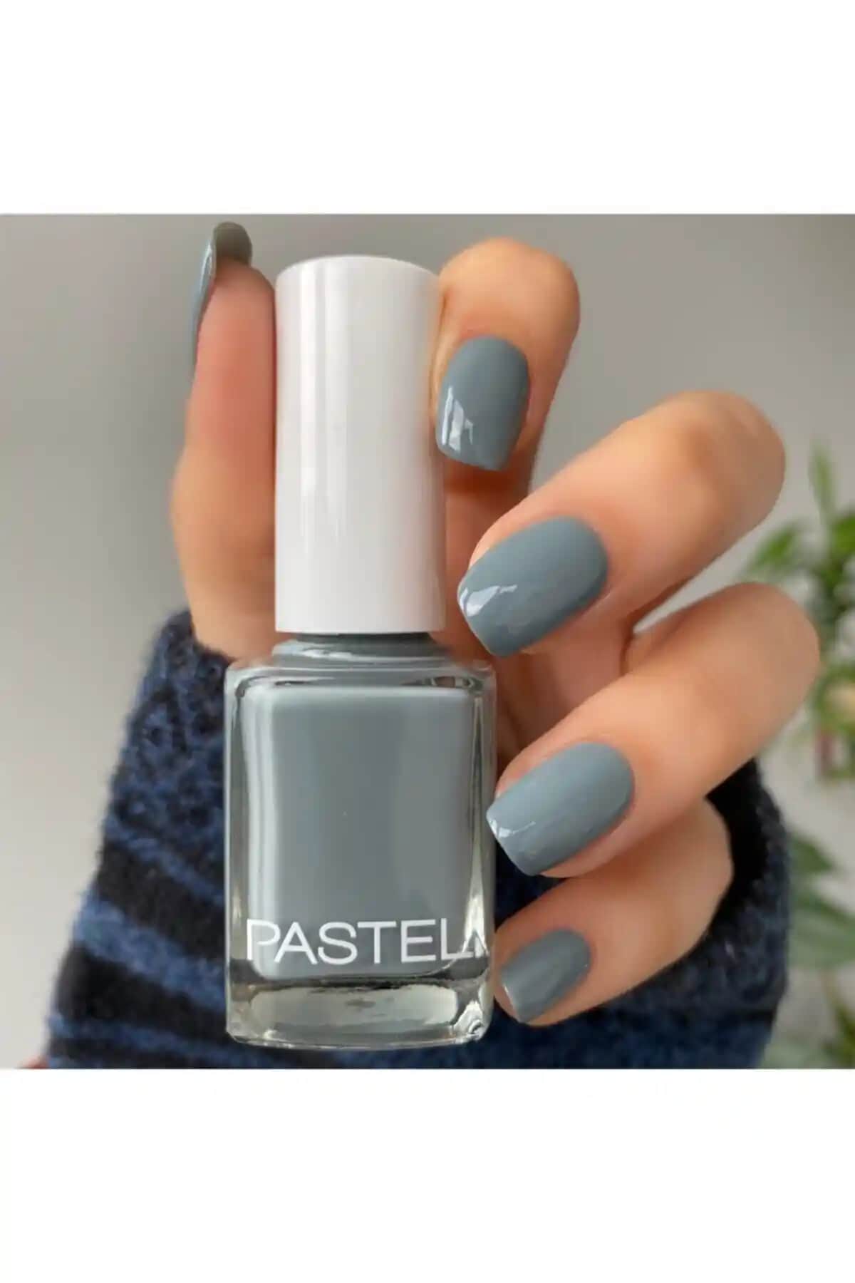 Pastel Oje No:243 – Mat Lacivert Renk Seçeneğiyle Estetik ve Dayanıklı Kozmetik Ürünü