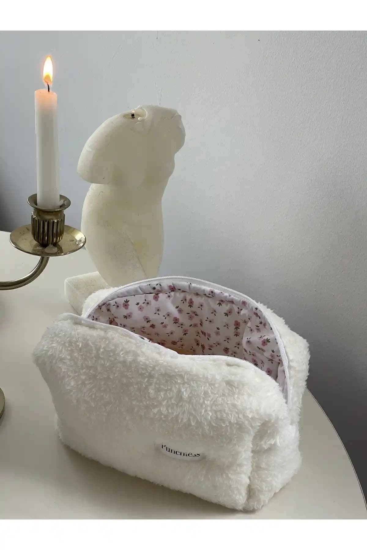 Punchiess Beyaz Kürklü Peluş Makyaj Çantası Şıklık ve Fonksiyonelliği Bir Arada Sunar