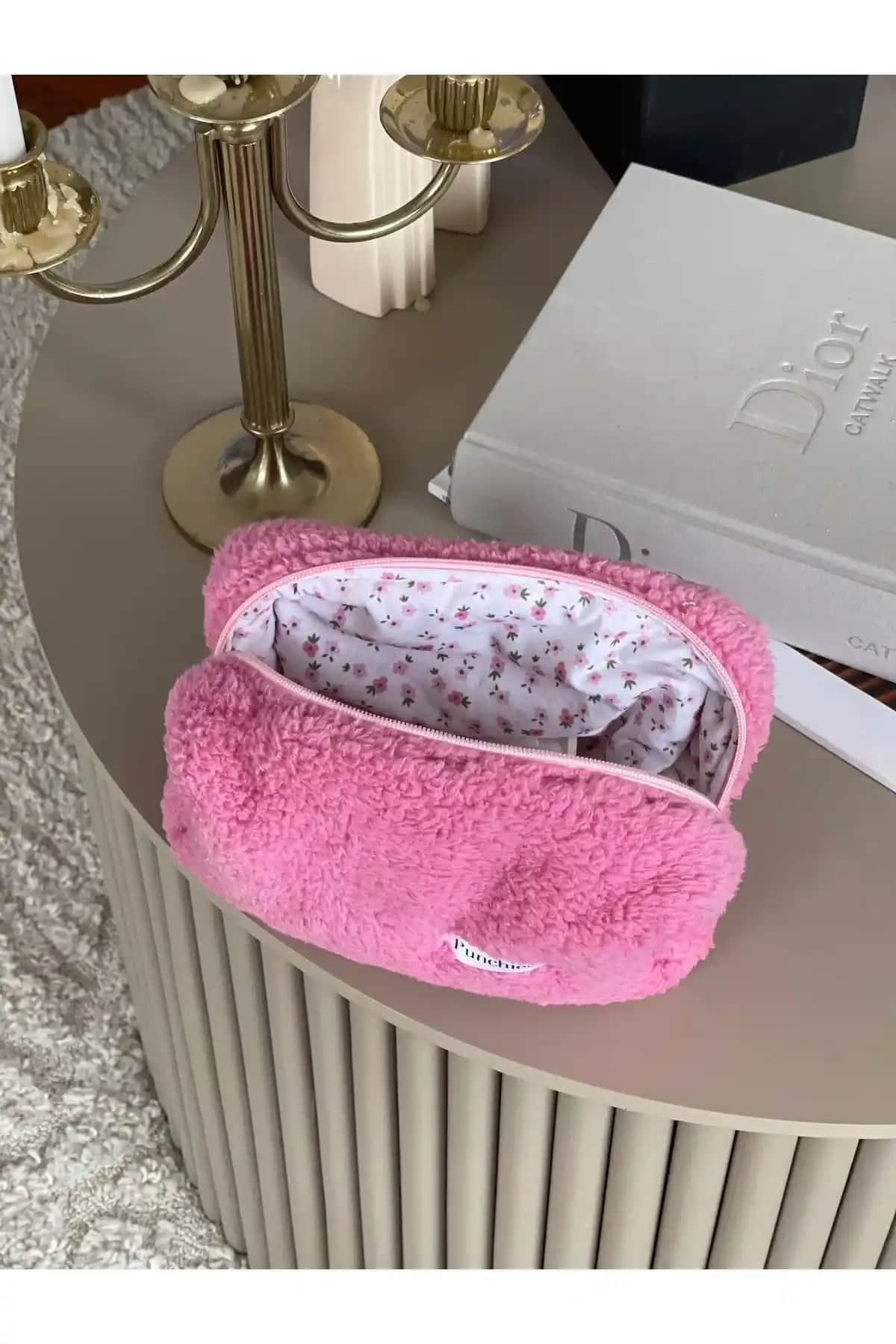 Punchiess Pembe Kürklü Peluş Çiçekli Makyaj Çantası Estetik ve İşlevselliğin Birleşimi