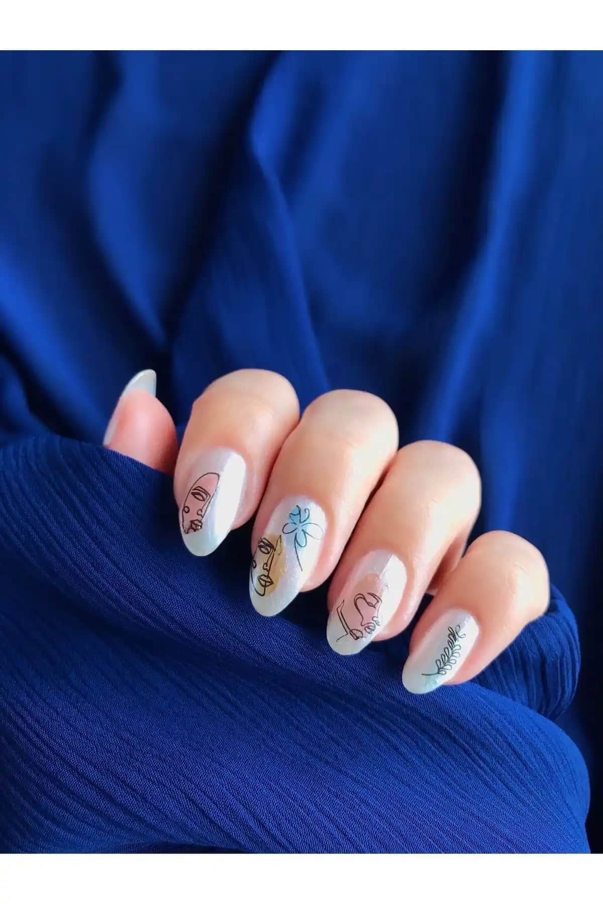 Renkli Çizgi Yüzler-2 Tırnak Dövmesi: Kolay Uygulama ve Uzun Süre Dayanıklı Tasarım