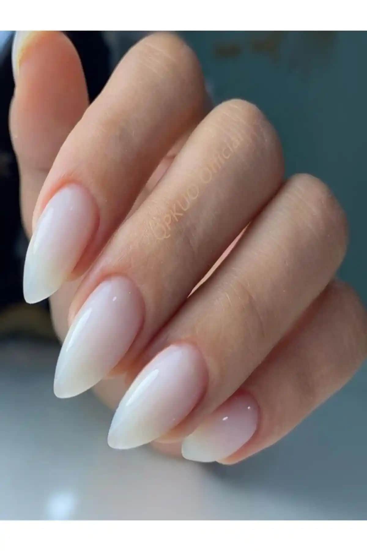 RubaTrend Kalıcı Düz Renk Badem Takma Tırnak Seti: Estetik ve Dayanıklı Tırnak Çözümü