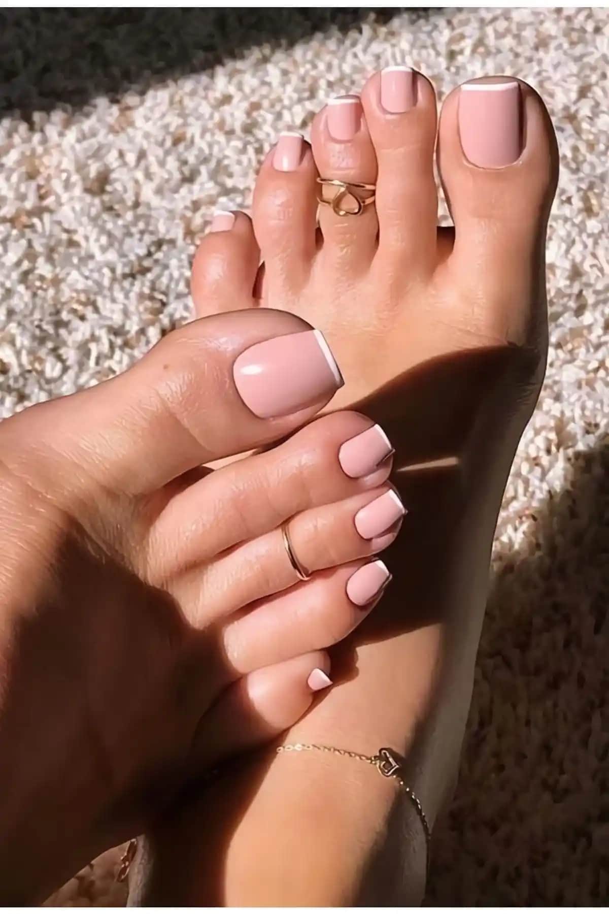 RubaTrend Nude ve Beyaz French Detaylı Ayak Tırnak Seti Estetik ve Kullanışlı Güzellik Aracı