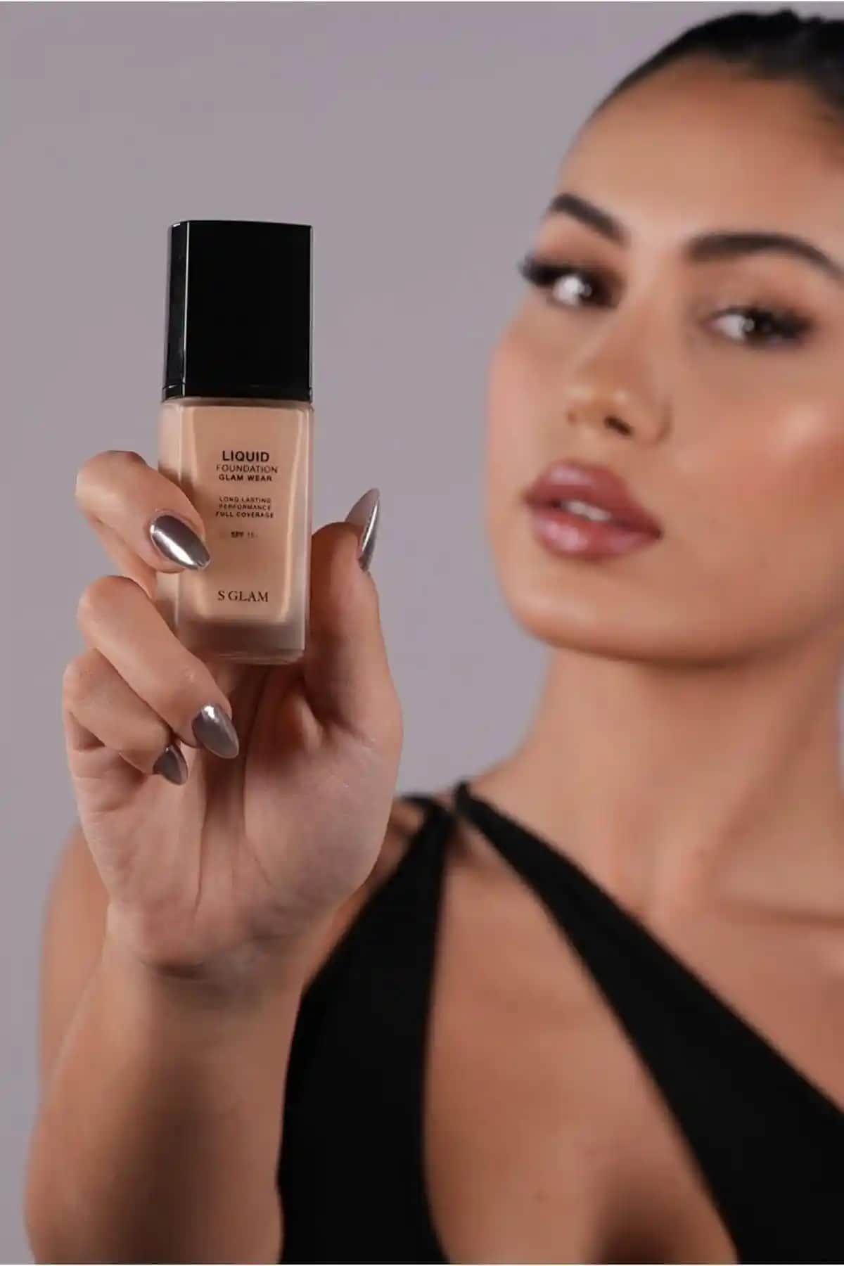 S'GLAM Fondöten Medium SPF15: Yüksek Kapatıcılık ve Doğal Görünüm Sağlayan Makyaj Ürünü