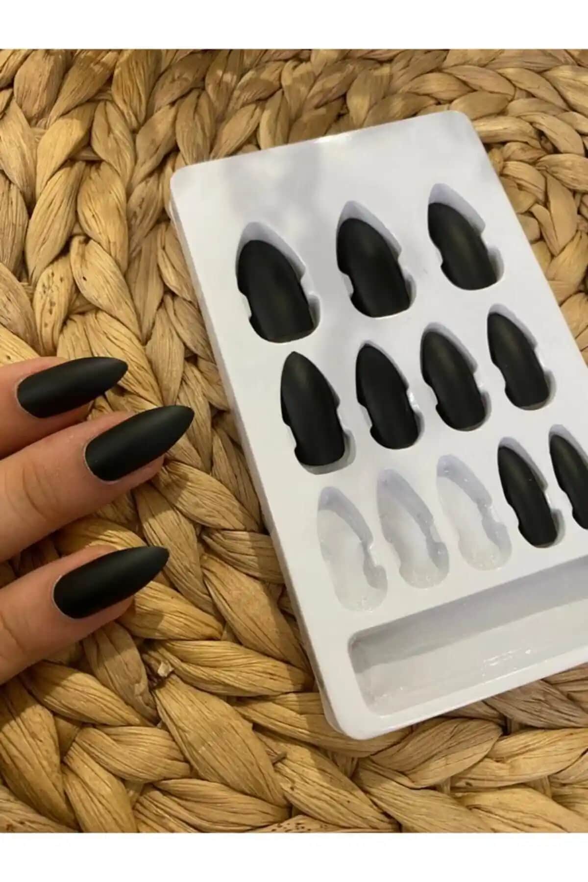 SYBELLE Kozmetik Siyah Mat Takma Tırnak Seti 12 Adet Modern ve Dayanıklı Tasarım