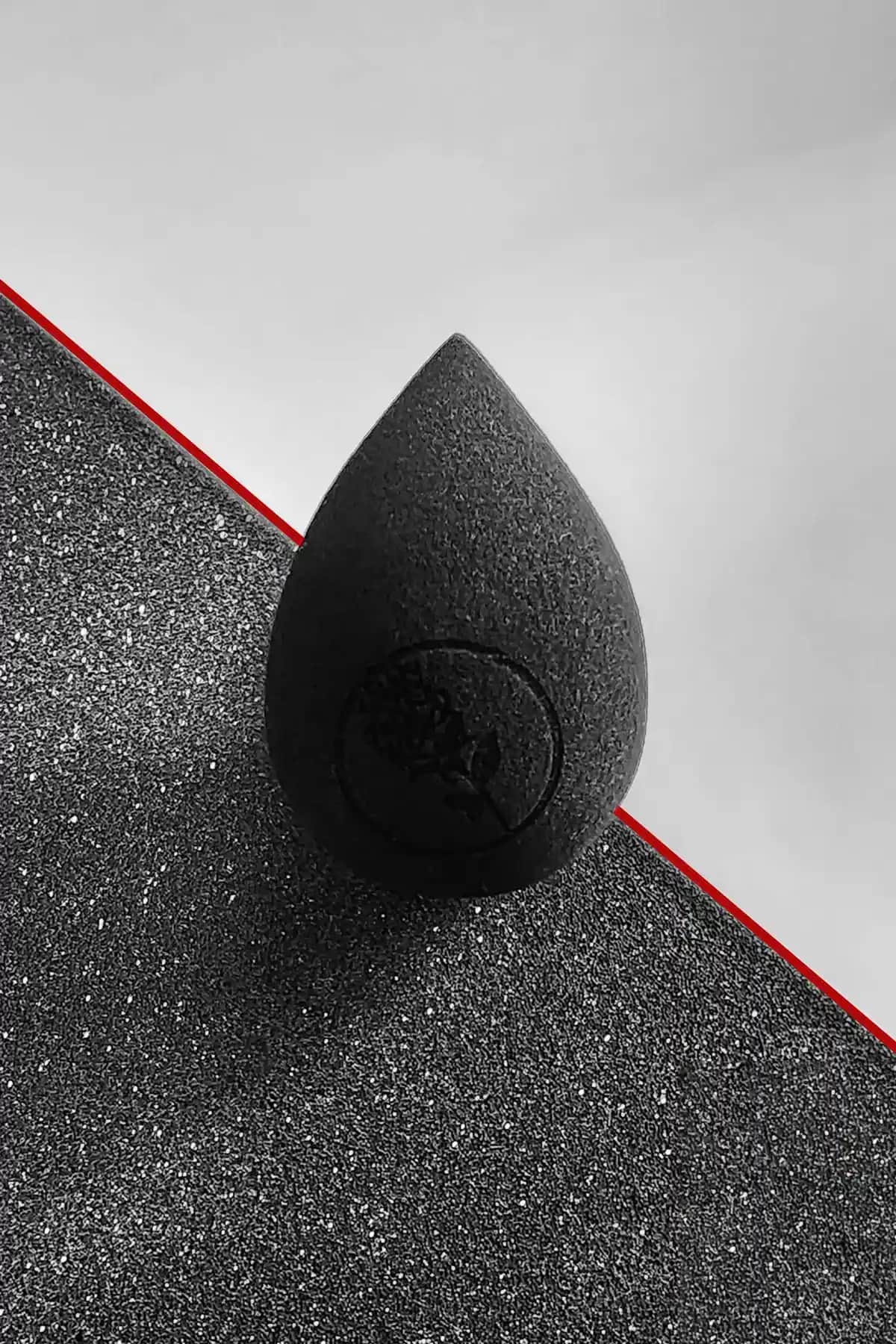 The Cult Rosa Dark Delight ve Tiara Üçgen Kadife Puf Karşılaştırması