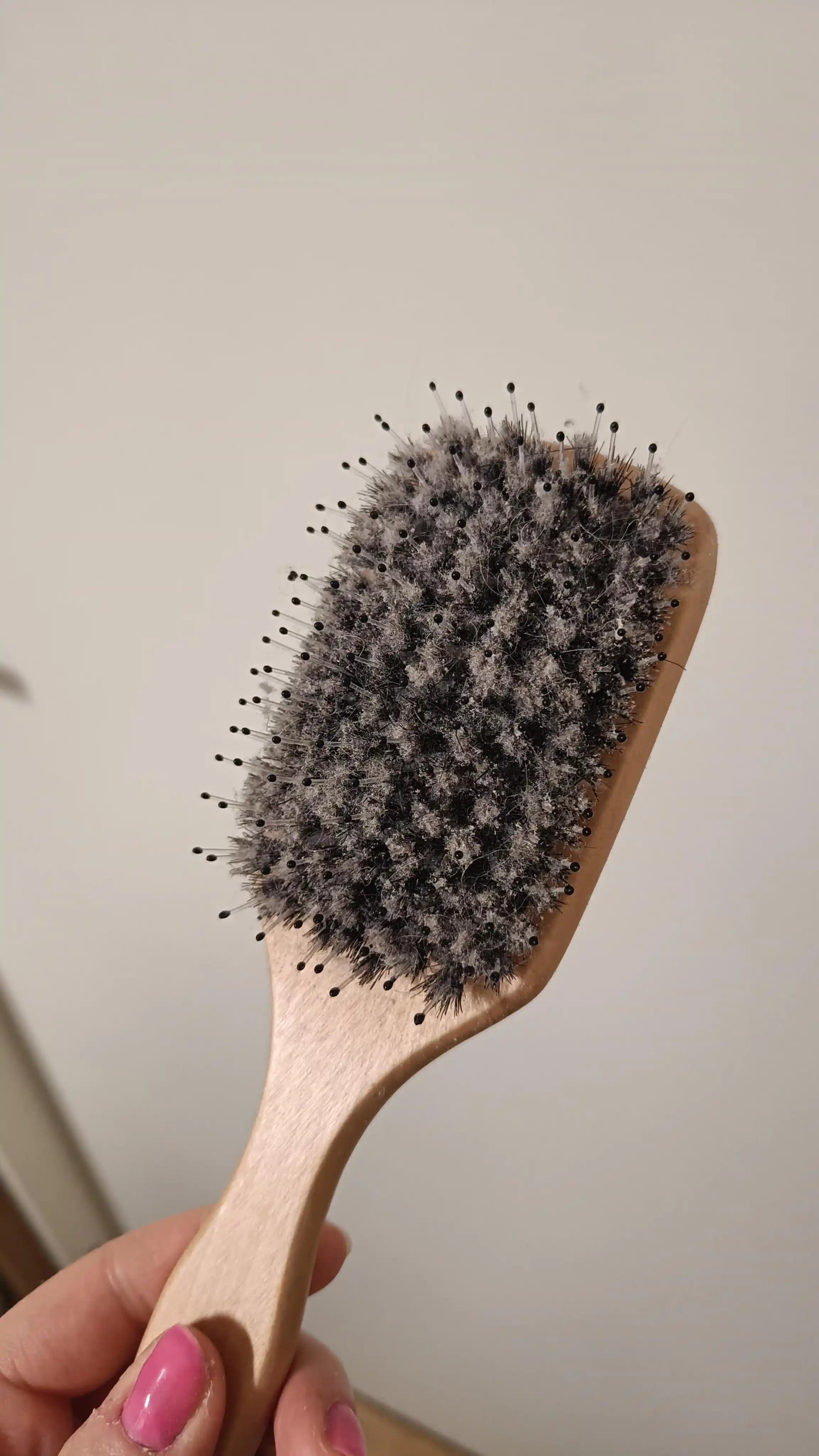 Ahşap Saç Fırçalarının Doğru ve Güvenli Temizliği İçin Yöntemler