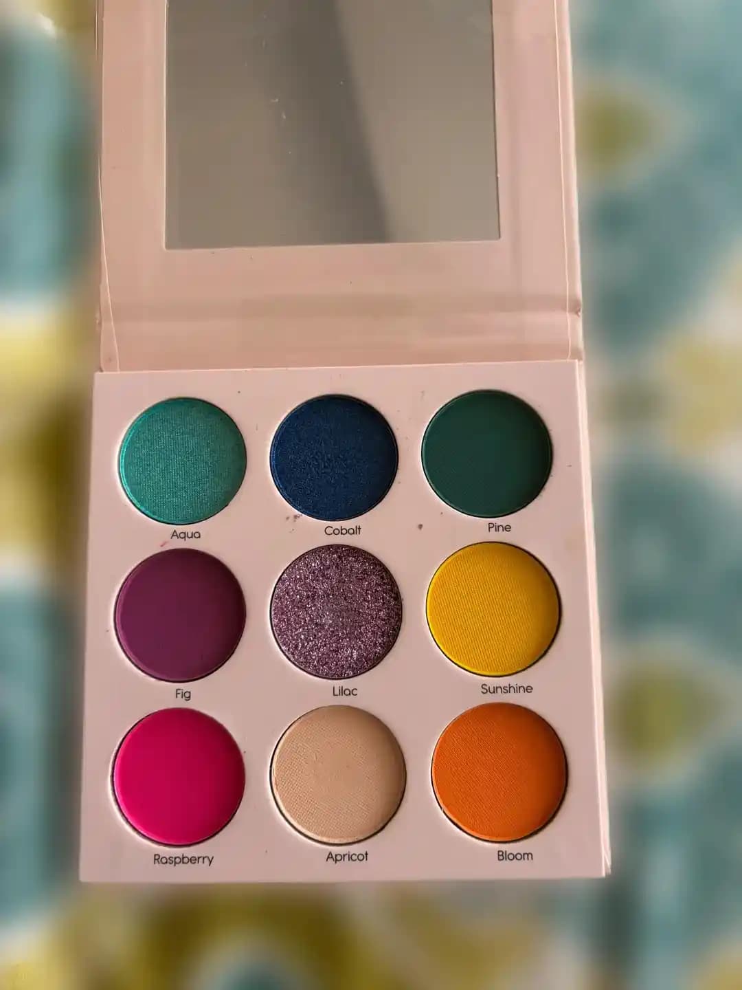 Cesur ve Parlak Göz Farı Trendleri: Nötr Tonlar ve Yeniden Yükselen Renkler