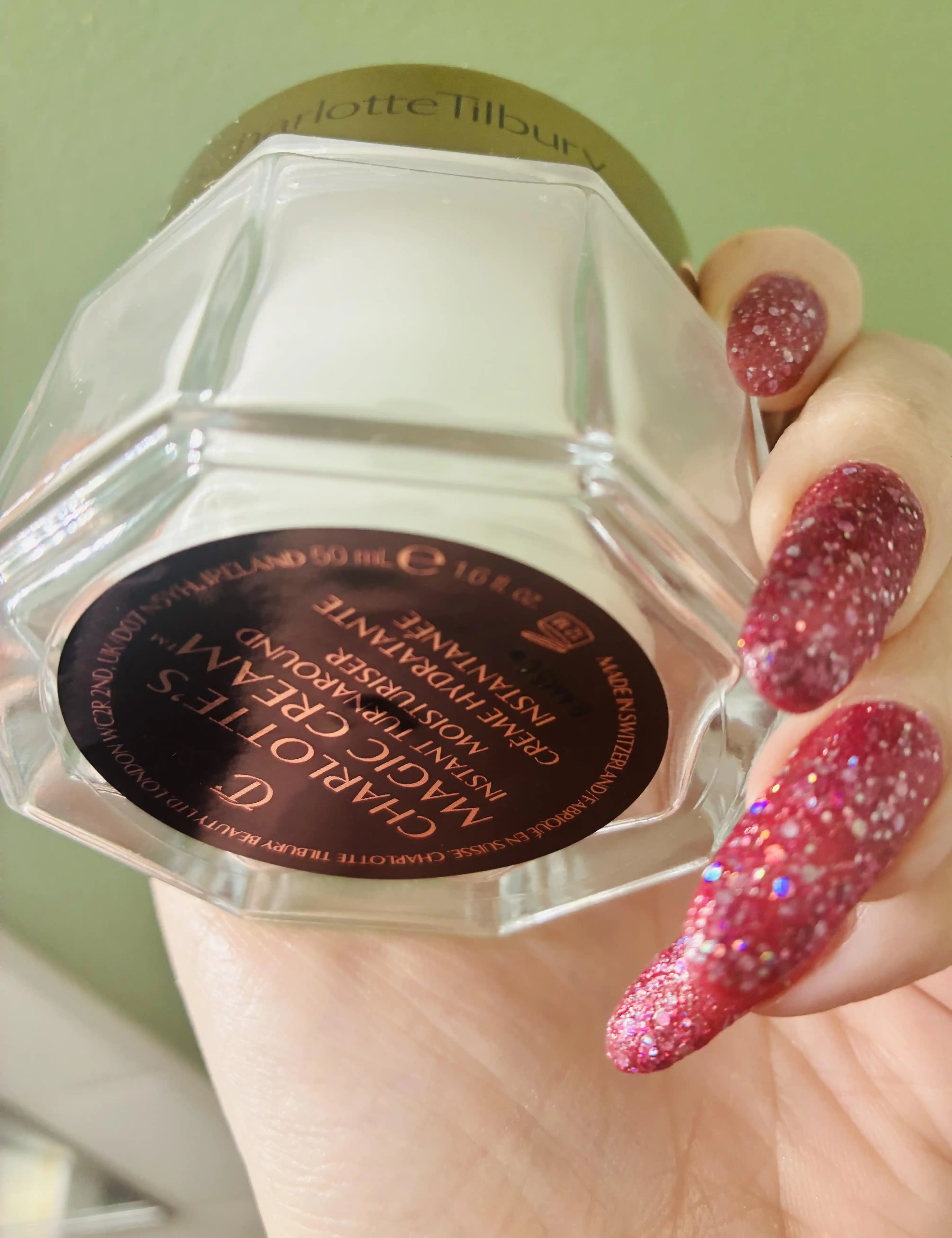 Charlotte Tilbury'nin 100 Dolarlık Nemlendiricisi: Performans ve Kullanıcı Deneyimleri