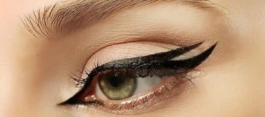 Farklı Göz Şekilleri İçin Eyeliner Uygulama Teknikleri ve Doğru Makyaj Yöntemleri