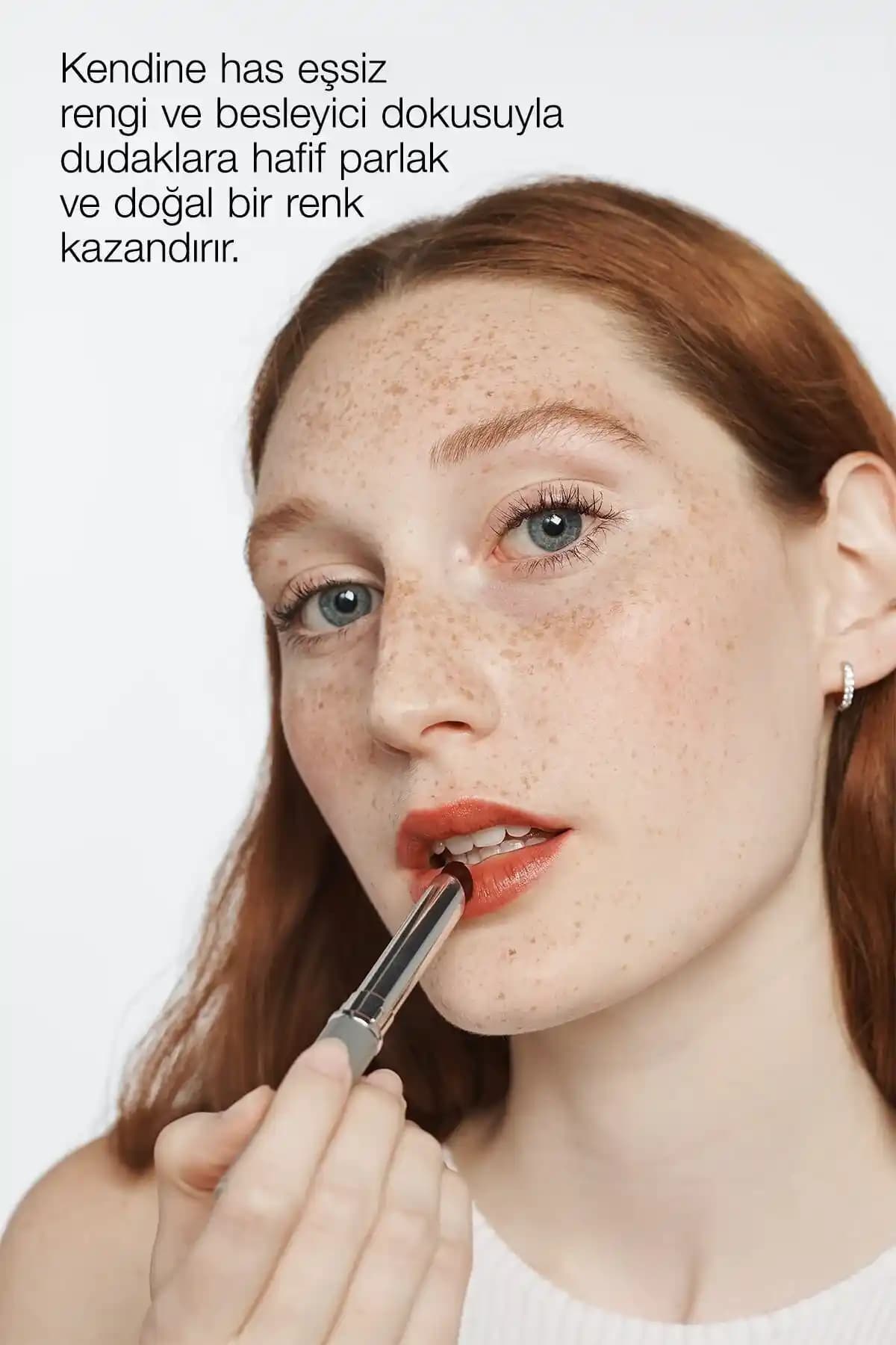 İş Yerinde Uygun Minimal Makyaj: Ruj Tonu ve Maskara ile Doğal ve Şık Görünüm