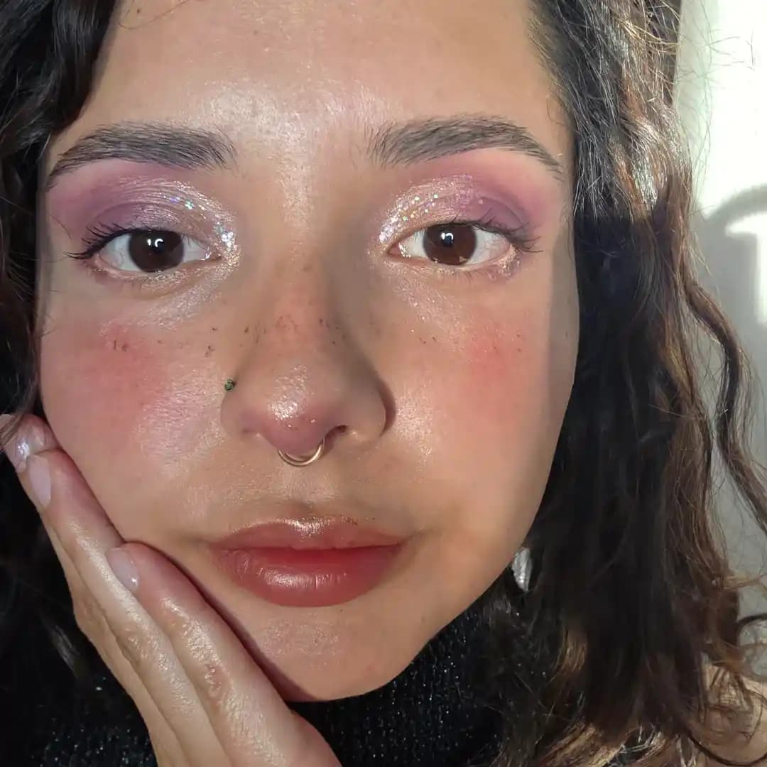 Mor Tonlarında Yüz Makyajı: Ürün Seçimi ve Uygulama Teknikleriyle Estetik Görünüm