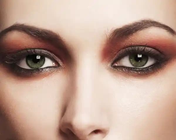 Yeşil Halo Göz Makyajı ve Mücevher Tonlarıyla Yüz Makyajı Teknikleri ve Ürünleri