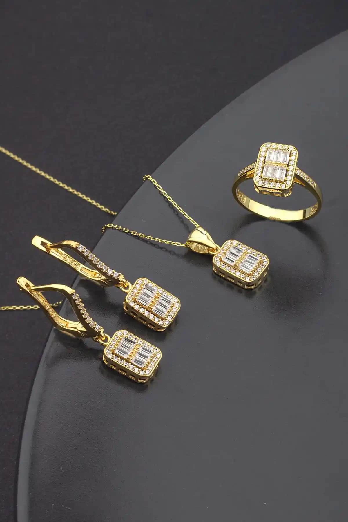 925 Ayar Gümüş Baget Taşlı Trapez Takı Seti Şıklık ve Zarafetin Modern Temsili