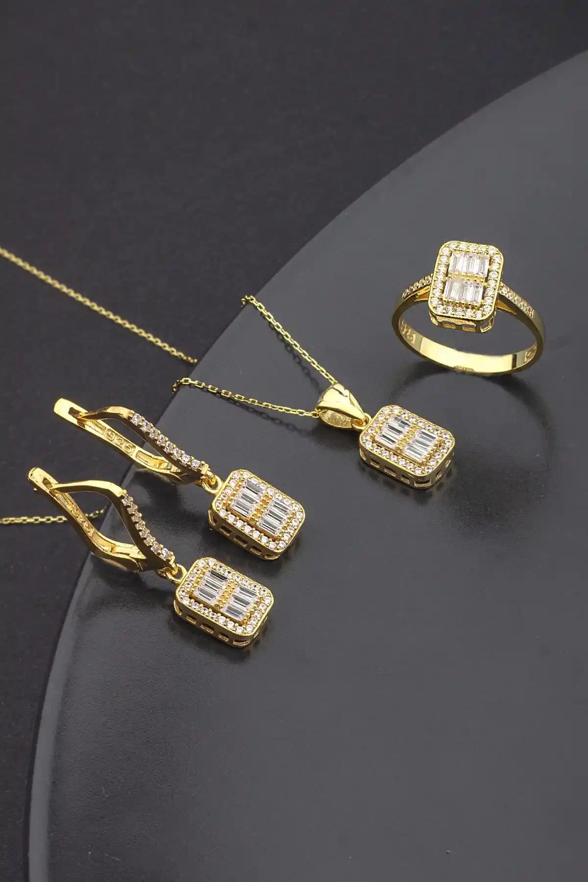 925 Ayar Gümüş Baget Taşlı Trapez Takı Seti Şıklık ve Zarafetin Modern Temsili