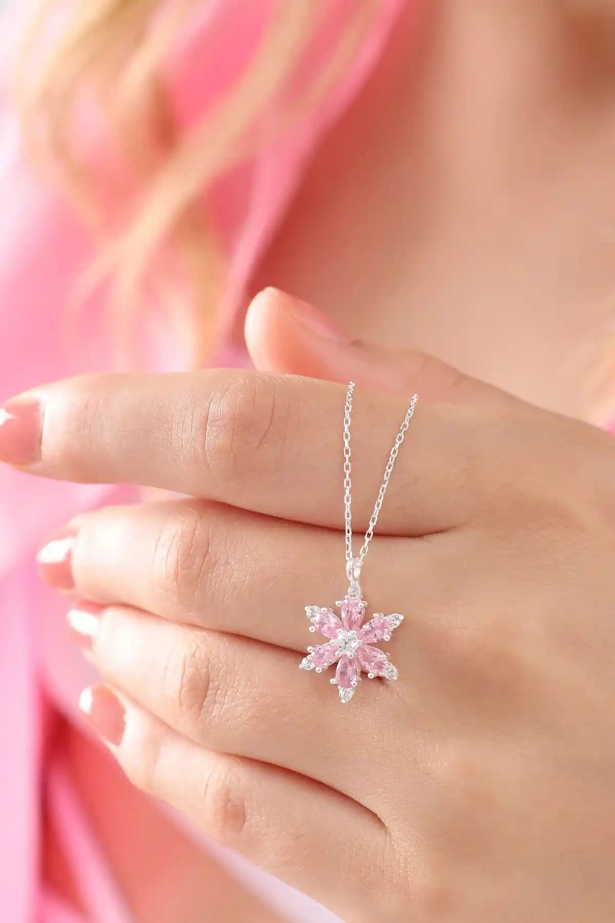 925 Ayar Gümüş Pembe Taşlı Lotus Kamelya Motifli Zarif Kolye Ürünü
