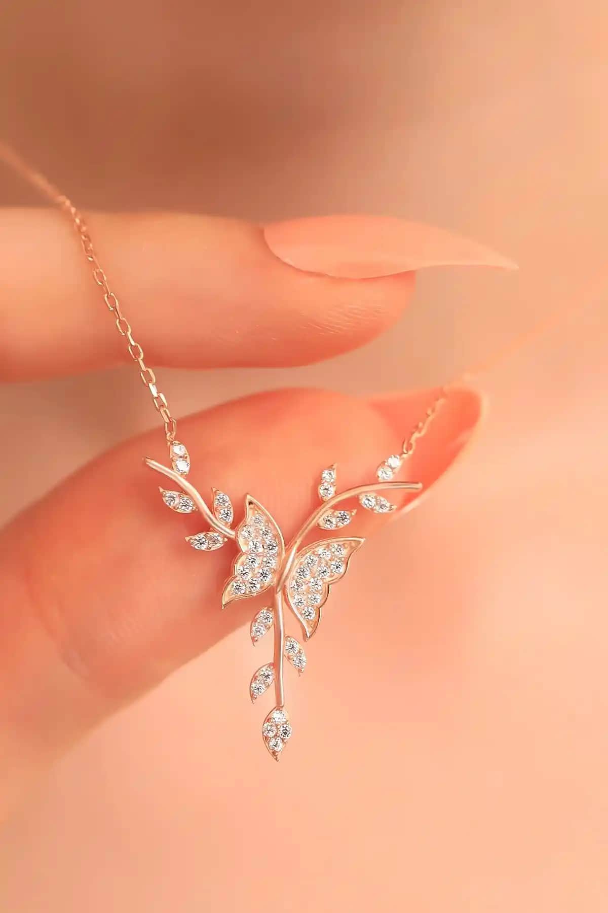 925 Ayar Gümüş Tomurcuk Kelebek Kolye Zarif Tasarımı ve Kalitesiyle Öne Çıkar