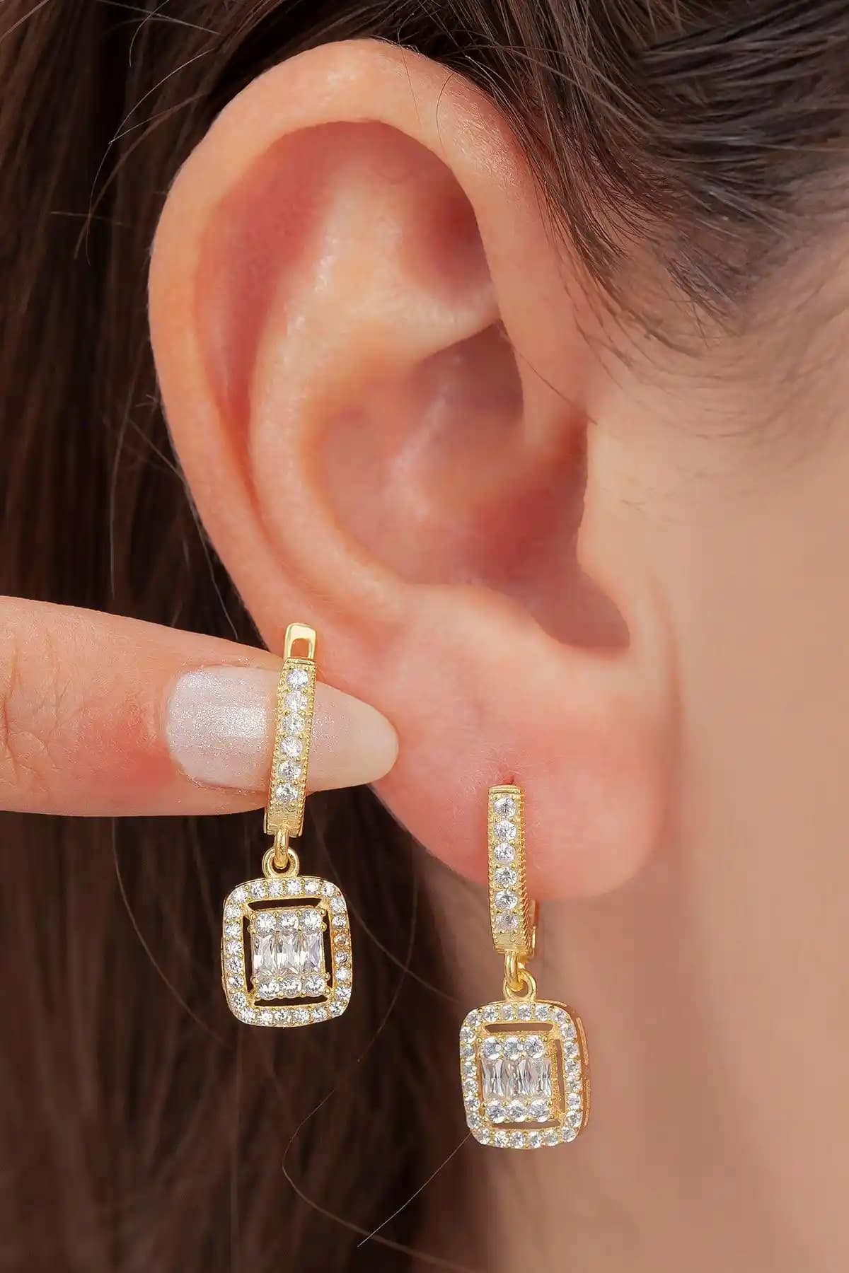 925 Ayar Gümüş Zirkon Taşlı Kadın Küpe Zarif ve Modern Tasarım