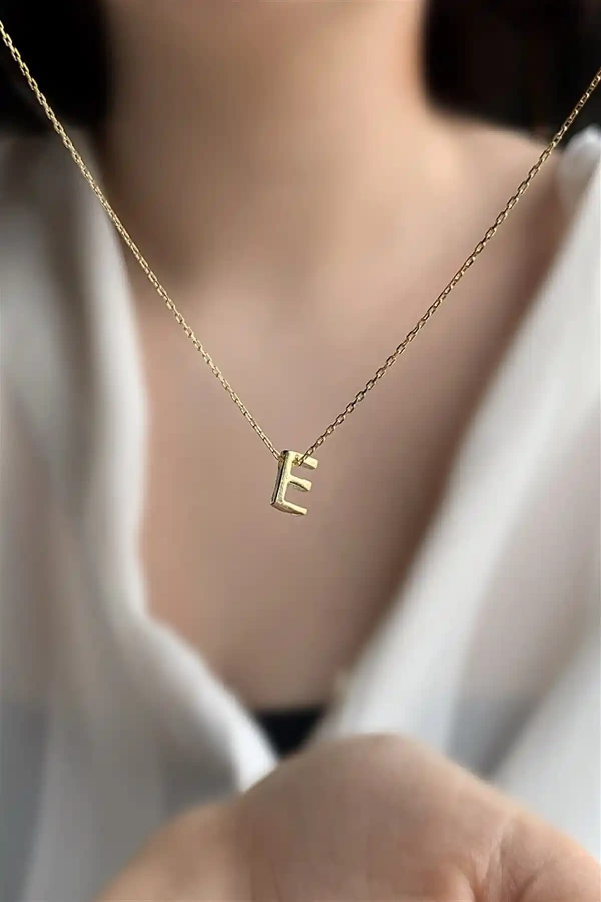 925 Ayar Saf Gümüş E Harfi Detaylı Modern Kolye - Zarif ve Dayanıklı Takı Seçeneği